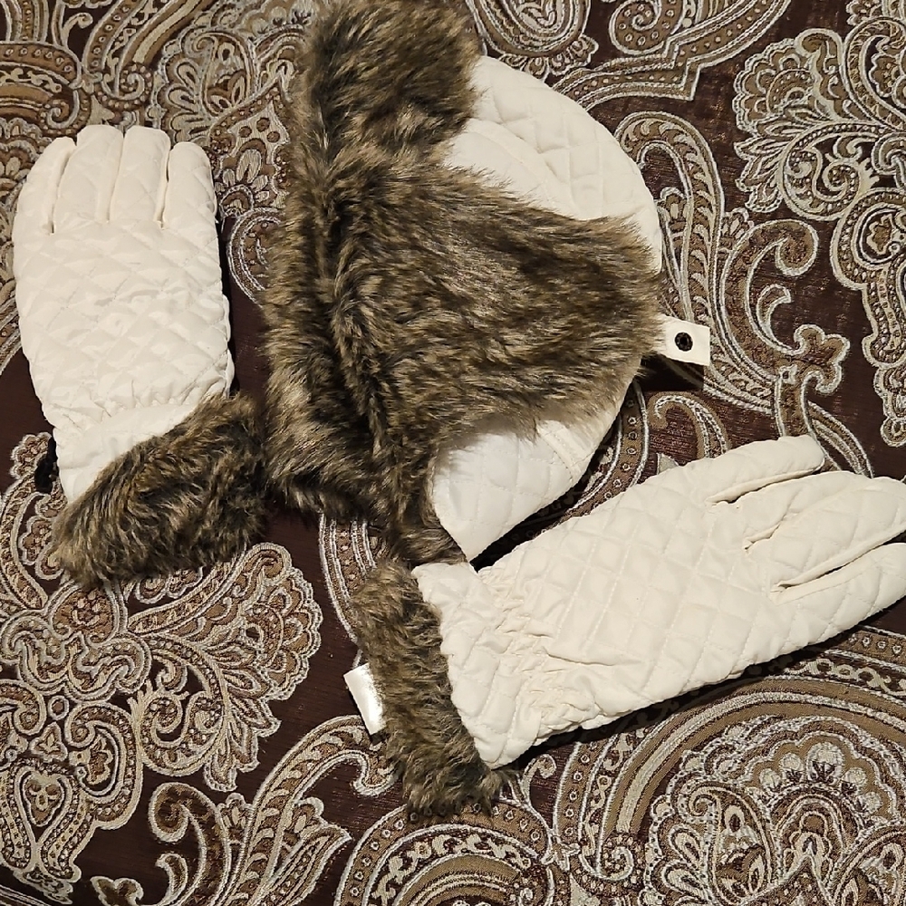 Natural Reflections Cream Quilted Gloves with Faux Fur Trim.  NEVER WORN!